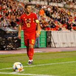 Eden Hazard se dispone a sacar un córner con Bélgica