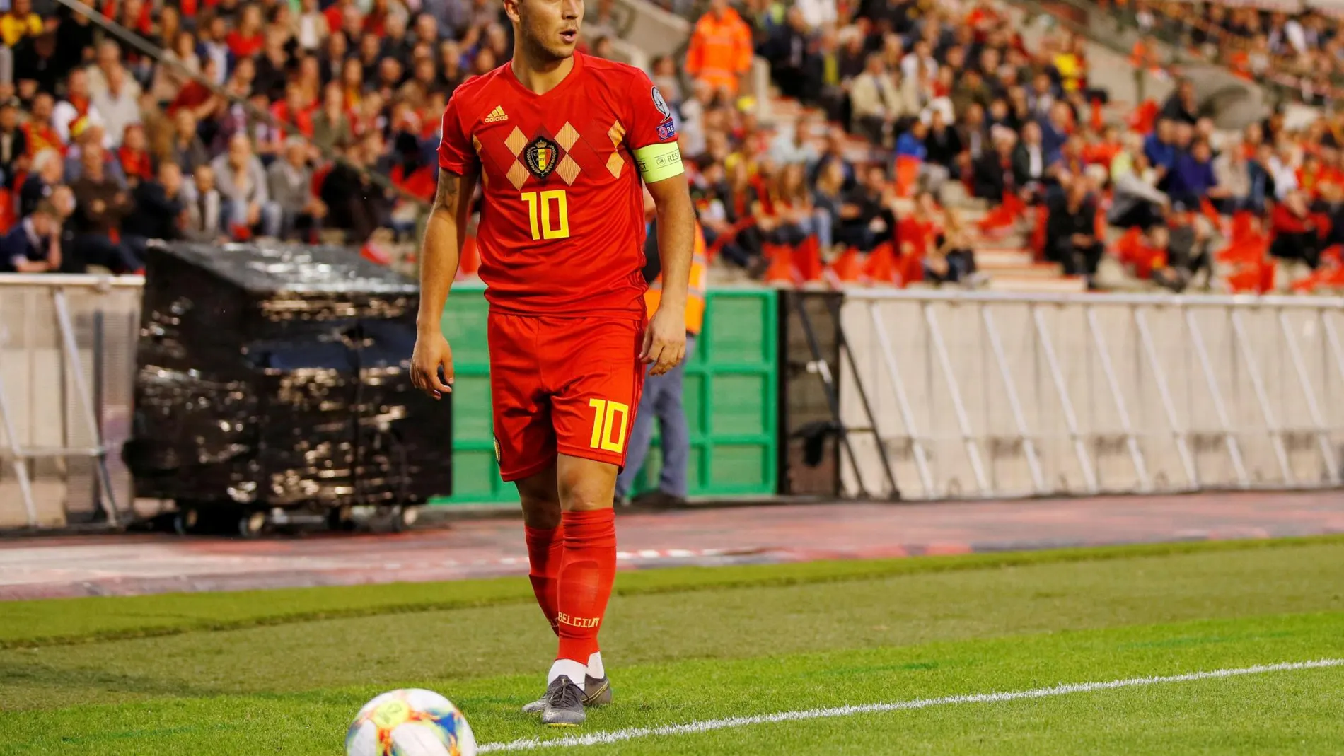 Eden Hazard se dispone a sacar un córner con Bélgica