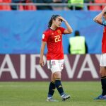 [Aitana Bonmatí (i), Nahikari García (c) y Marta Torrejón, reaccionan al finalizar el partido del mundial]