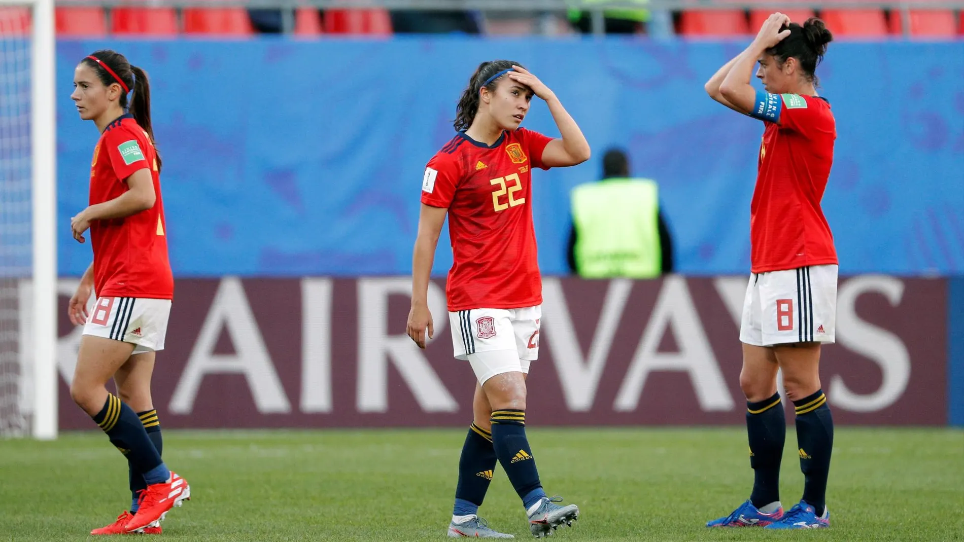 [Aitana Bonmatí (i), Nahikari García (c) y Marta Torrejón, reaccionan al finalizar el partido del mundial]