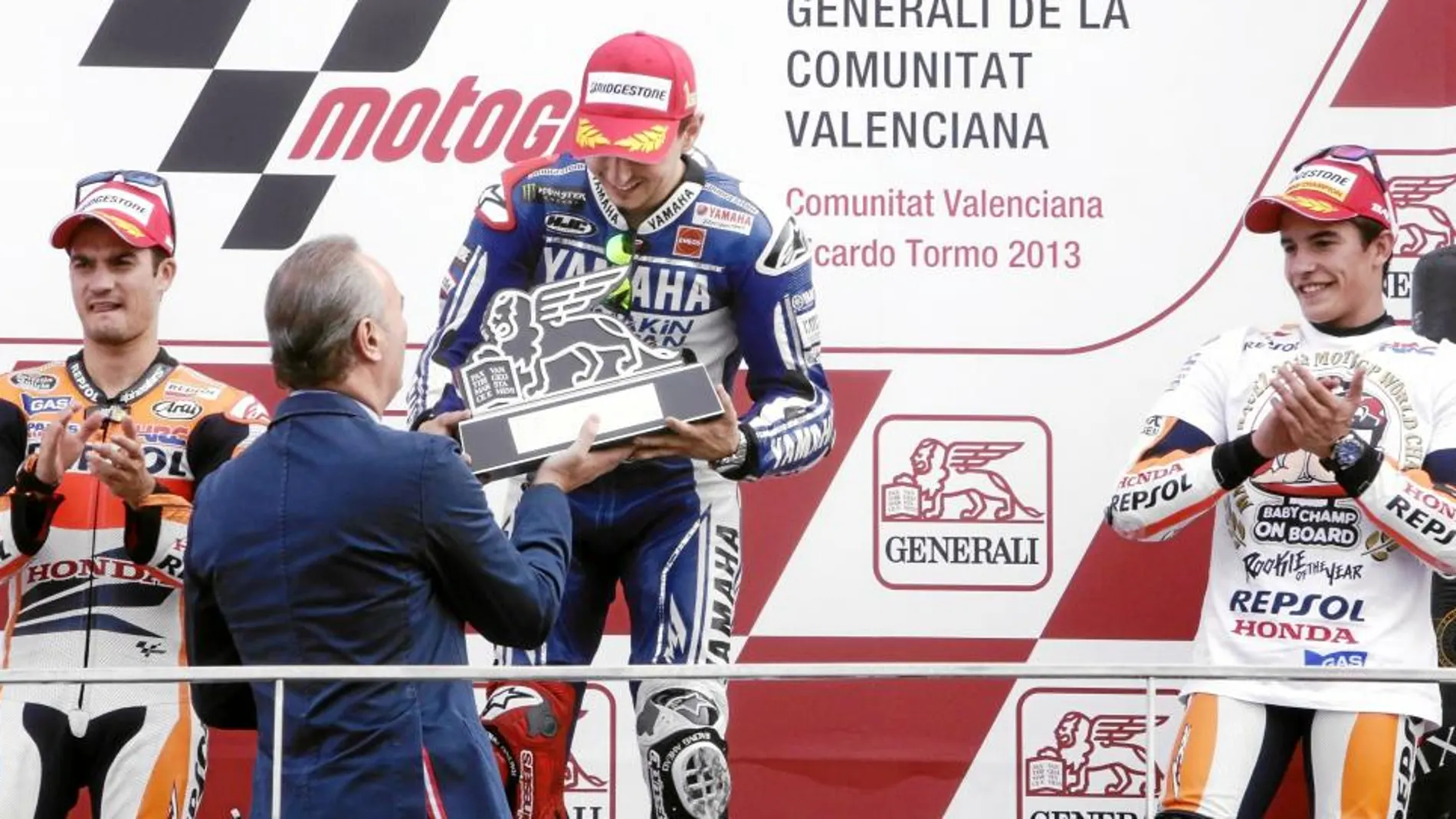 El presidente Fabra entregó ayer el trofeo al Jorge Lorenzo, vencedor del GP de motociclismo de Cheste