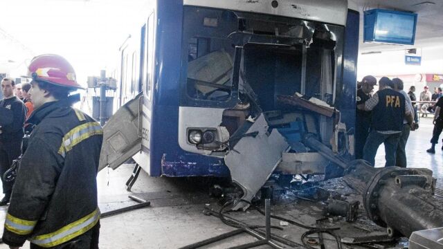 Los servicios de limpieza y bomberos retiraron ayer los restos del tren siniestrado el sábado en la estación de Once de Buenos Aires
