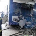 Los servicios de limpieza y bomberos retiraron ayer los restos del tren siniestrado el sábado en la estación de Once de Buenos Aires