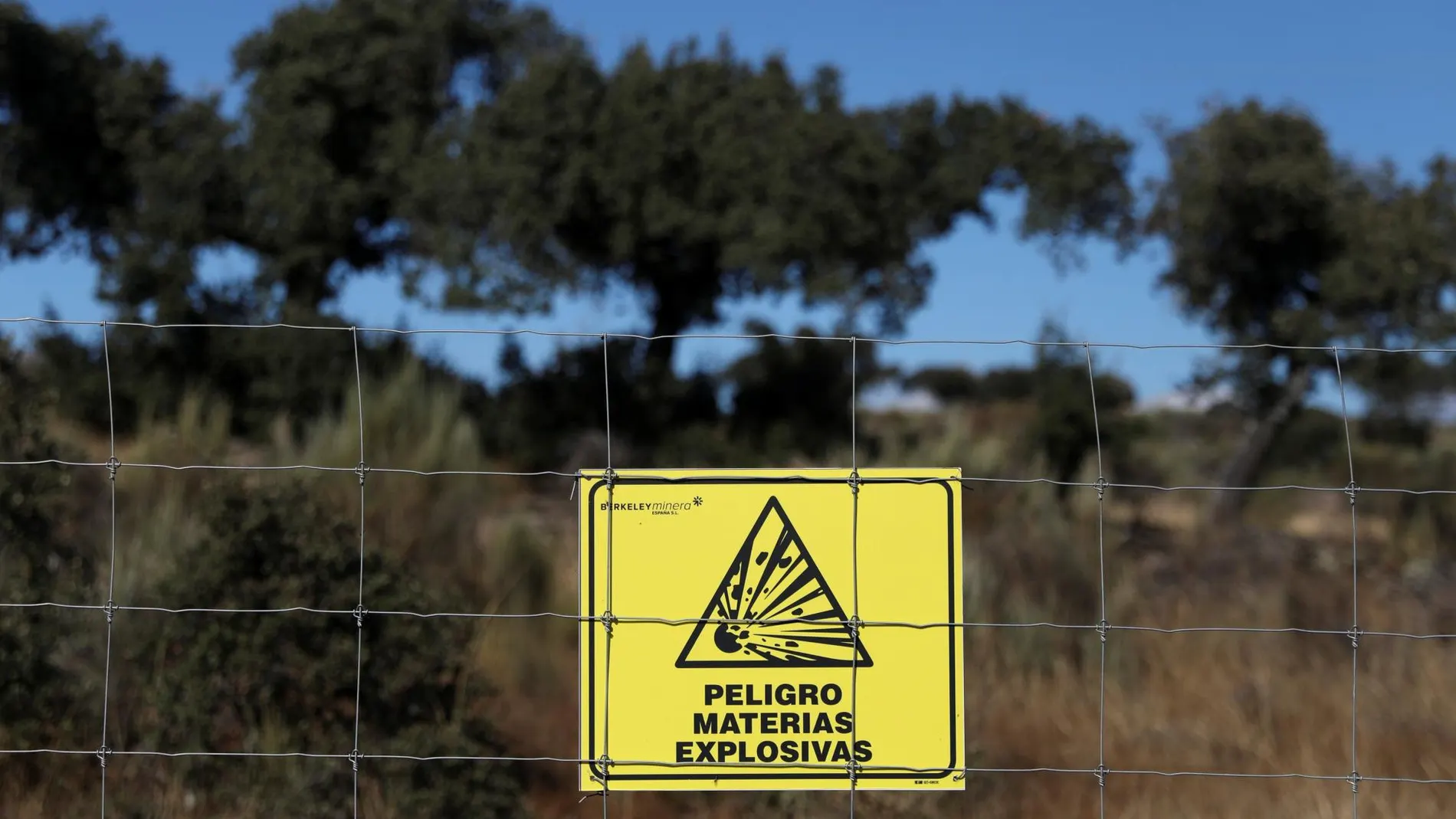 Cartel de advertencia en los terrenos de Retortillo en los que Berkeley quiere abrir su mina de uranio