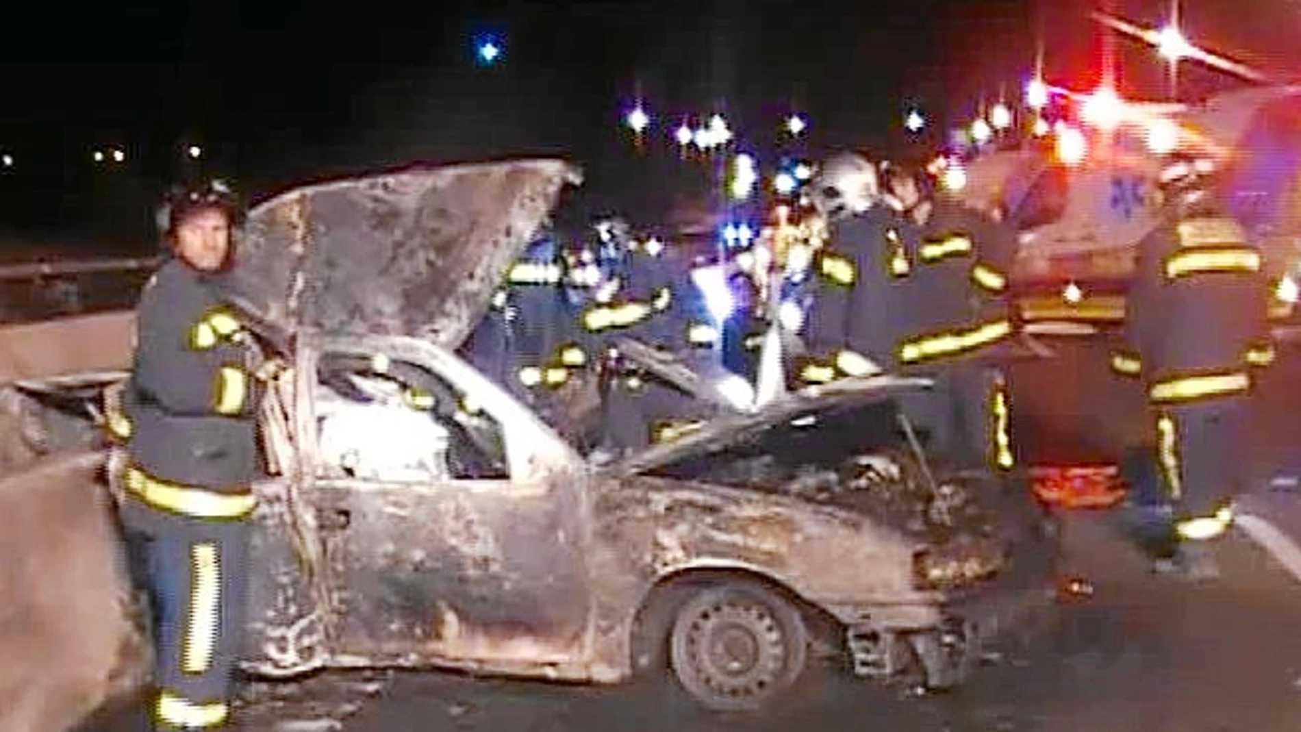 El vehículo embestido en la M-40 golpeó la mediana y se incendió debido al impacto. Los ocupantes lograron salir gracias al auxilio de otros conductores