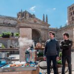 Los chefs Pepe Rodríguez y Jordi Cruz a los pies de la Catedral de Zamora