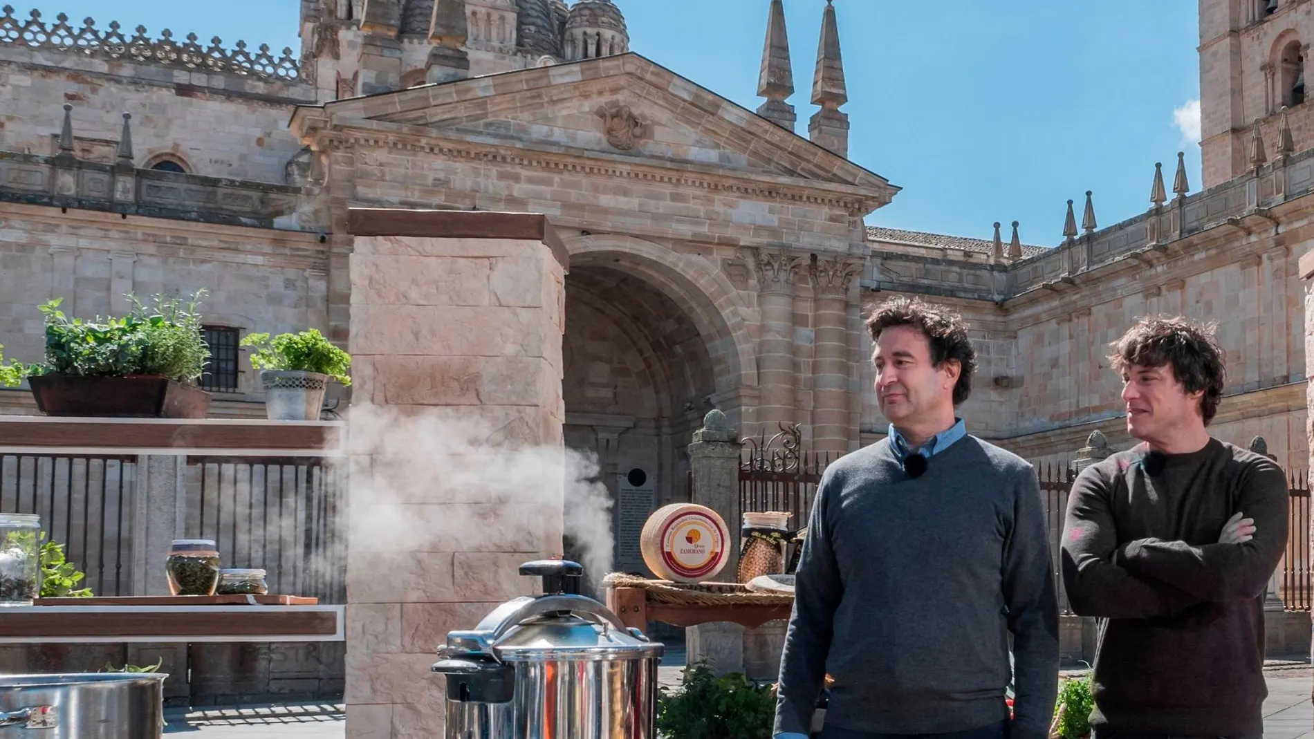 Los chefs Pepe Rodríguez y Jordi Cruz a los pies de la Catedral de Zamora