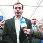 Gómez compareció ayer ante los periodistas con cara de cansancio para hablar de su encierro «trampa»