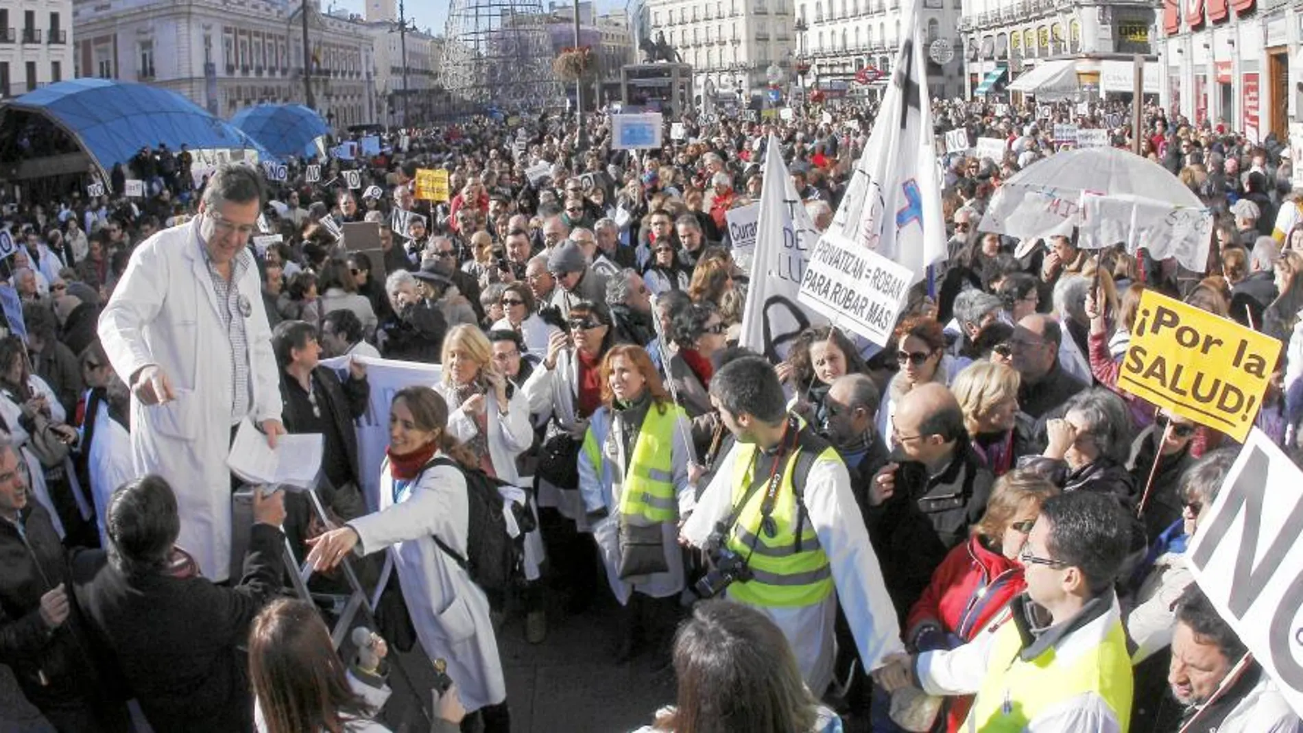 Miles de médicos se manifestaron ayer desde Neptuno hasta Puerta del