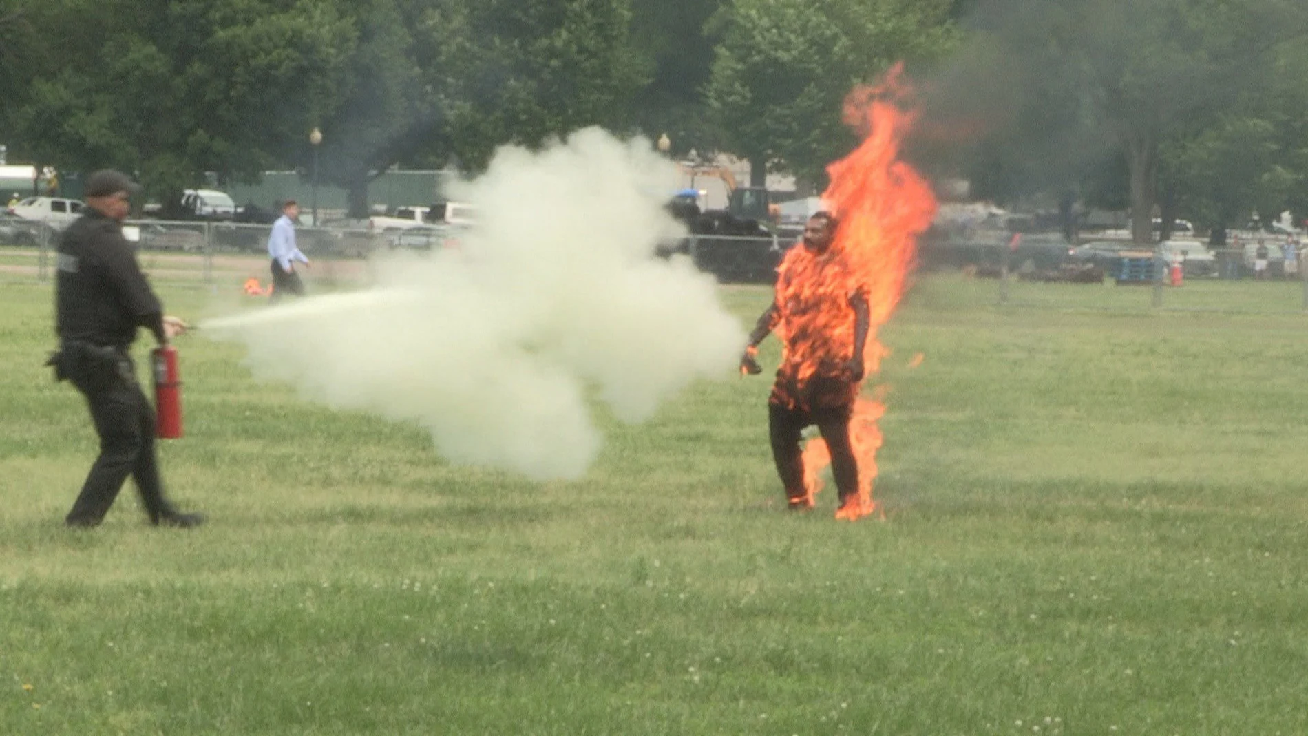 Captura de imagen de la grabación de un vídeo del momento en el que varios miembros del servicio secreto detienen a un hombre que se prendió fuego en el exterior de la Casa Blanca, Washington D.C (Estados Unidos)