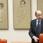 El secretario general del PSOE, Alfredo Pérez Rubalcaba, con el diputado socialista José Antonio Madina