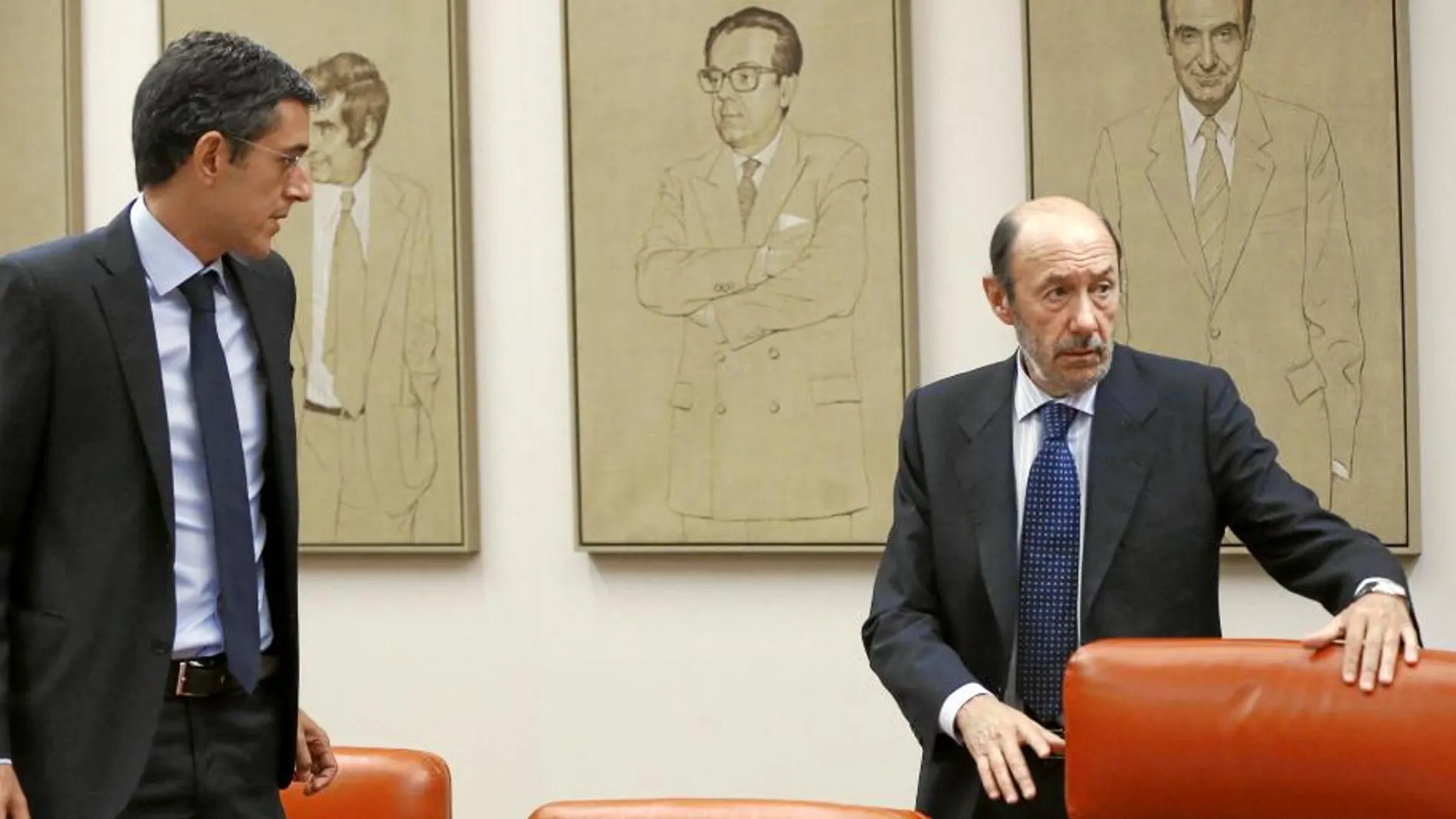 El secretario general del PSOE, Alfredo Pérez Rubalcaba, con el diputado socialista José Antonio Madina
