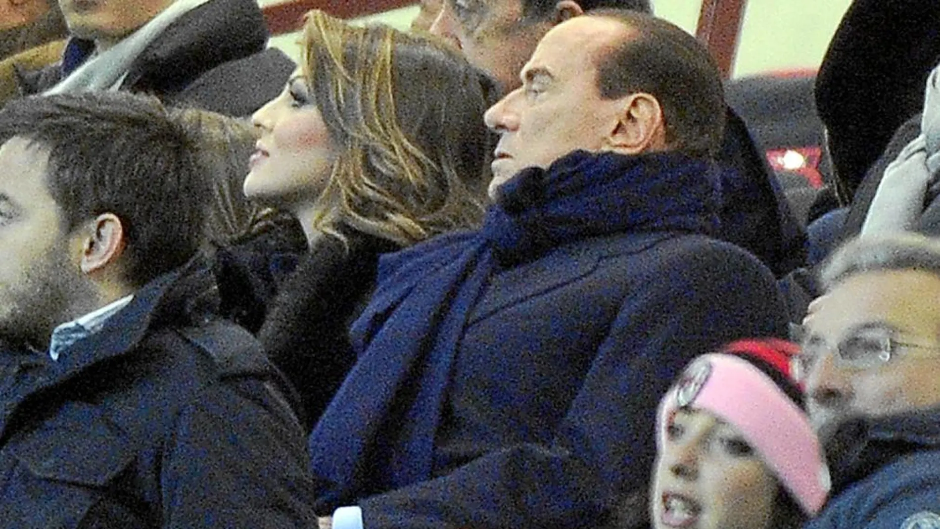 Silvio Berlusconi junto a su novia Francesca Pascale, de 27 años, en un partido del Milan