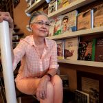 Esperanza Alcaide en su librería, “El gusanito lectora”, ahora compartida con sus clientes copropietarios /Foto: Manuel Olmedo