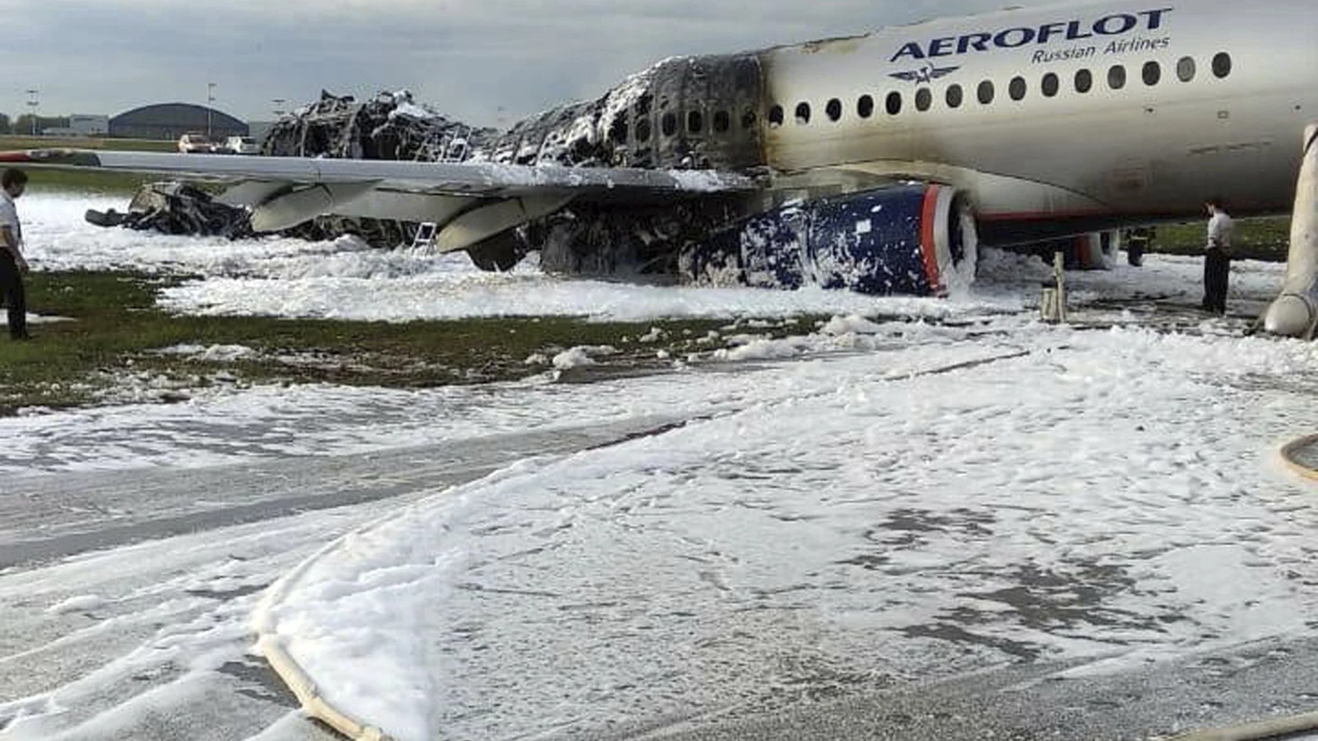 Aspecto del avión que se incendió el pasado 5 de mayo en Rusia/AP