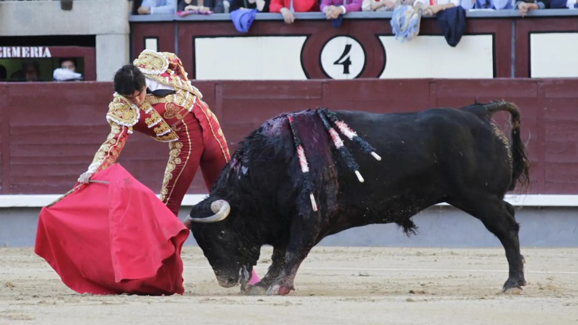 Miguel Ángel Perera torea en redondo la embestida del tercero de la tarde