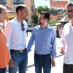 El secretario general del PSOE de Castilla y León, Luis Tudanca, visita el XIX Mercado Barroco del Real Sitio de San Ildefonso junto a su alcalde en funciones, José Luis Vázquez, entre otros