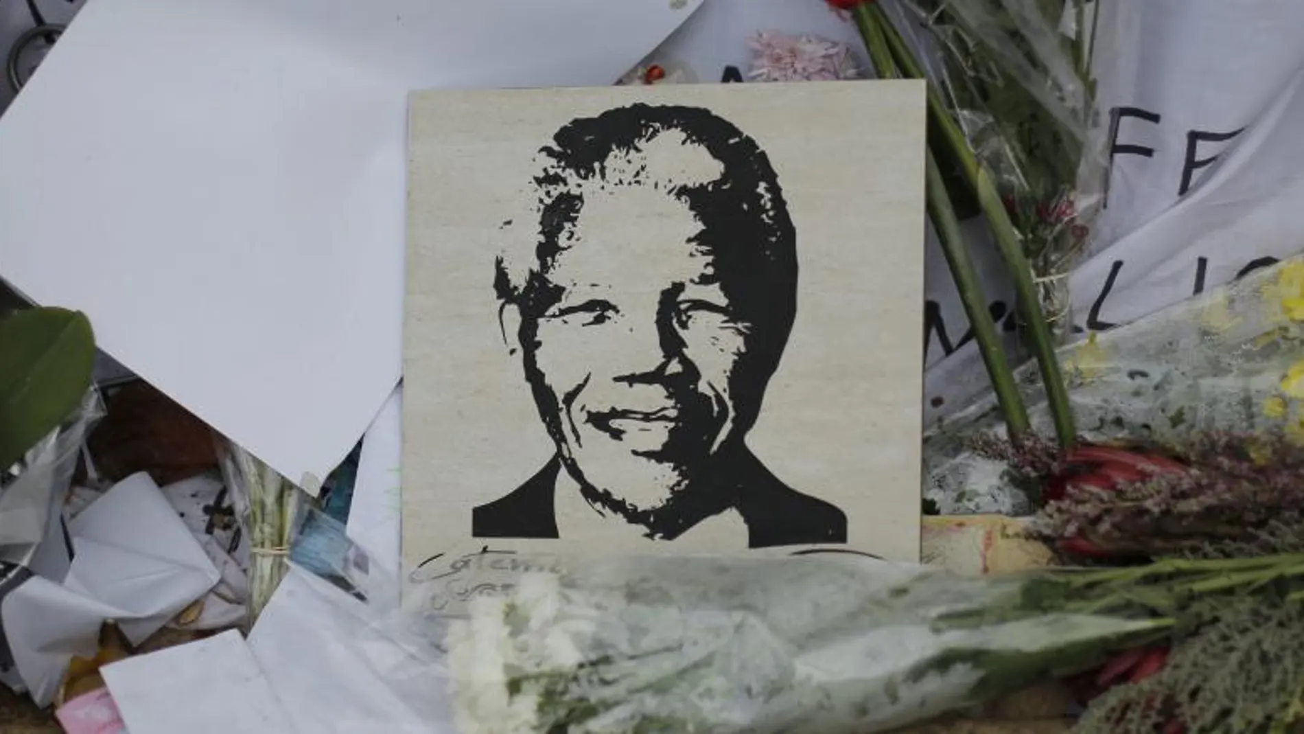 Un retrato del expresidente sudafricano Nelsom Mandela decora un acceso al hospital en el que permanece ingresado, en Pretoria