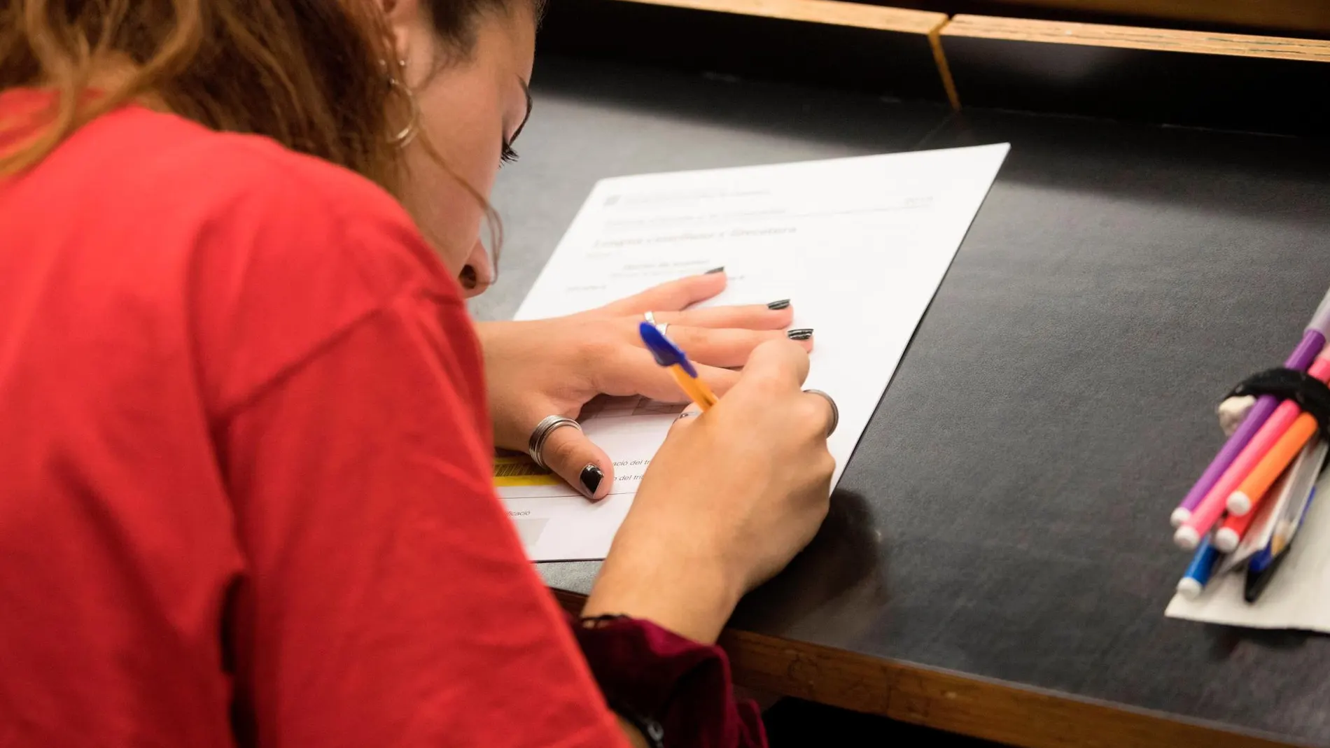 Una joven se examina de las pruebas de selectividad en Barcelona