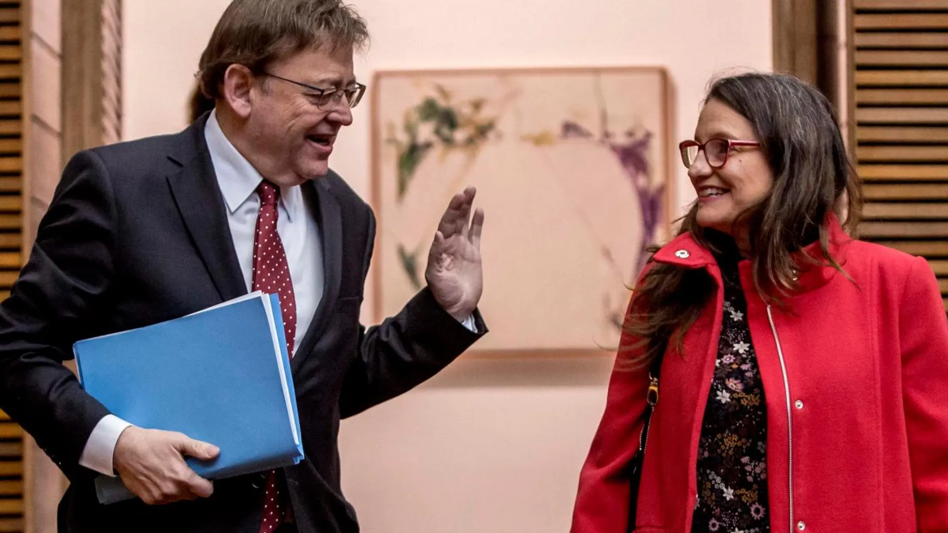 El presidente de la Generalitat, Ximo Puig, junto a la vicepresidenta del Consell, Mónica Oltra, ayer, antes de la sesión de control