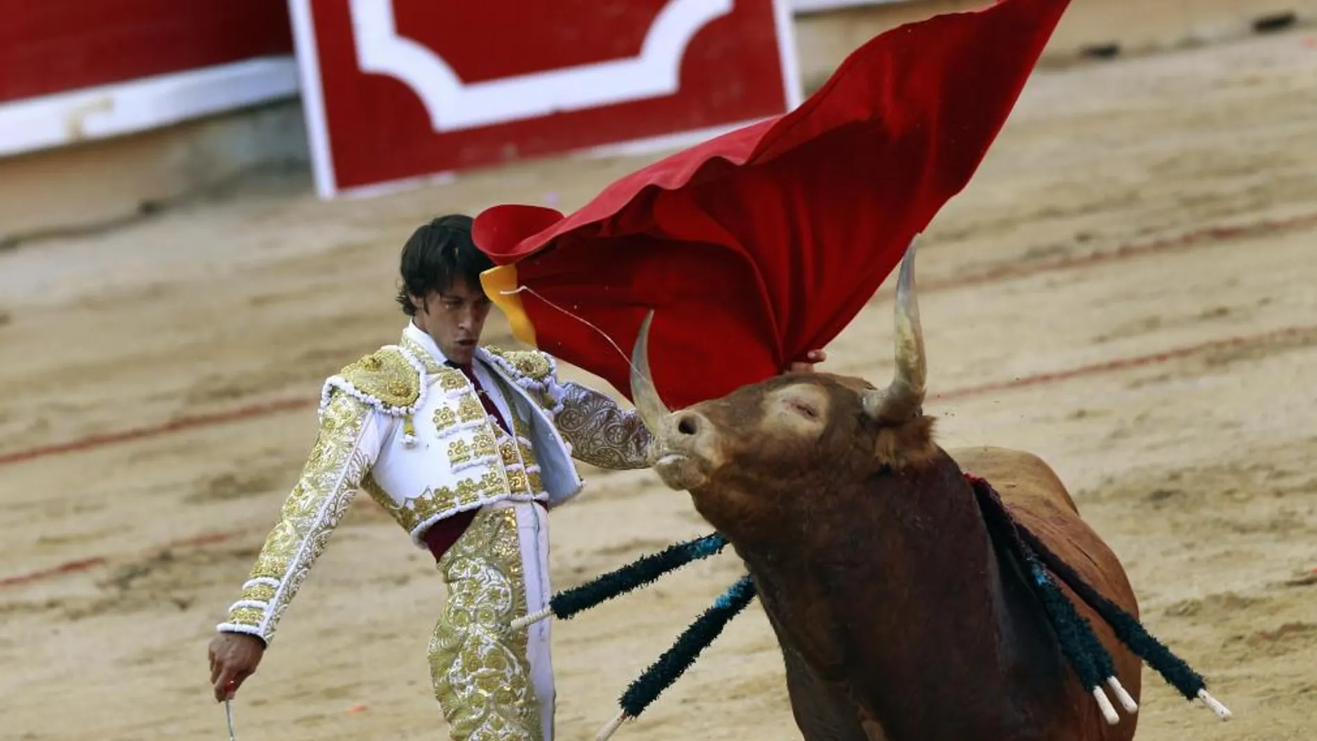 El diestro sevillano Antonio Nazaré da un pase de pecho a uno de sus toros de Alcurrucén