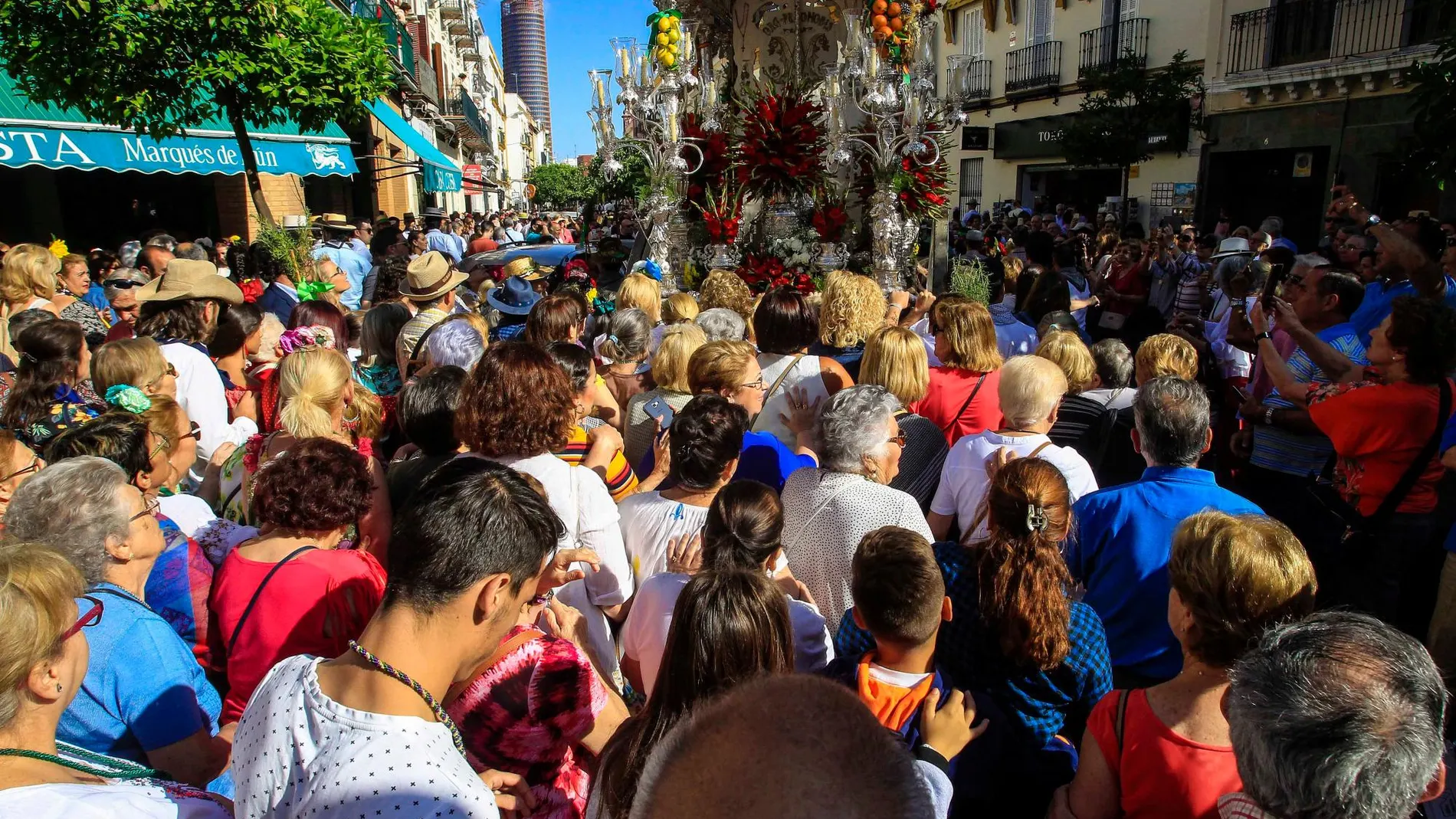 Salida de la hermandad del Rocío de Triana / Foto: Manuel Olmedo