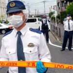 Policías trabajan en el lugar donde se ha perpetrado un ataque con arma blanca, en Kawasaki, al sur de Tokio. EFE/Kimimasa Mayama