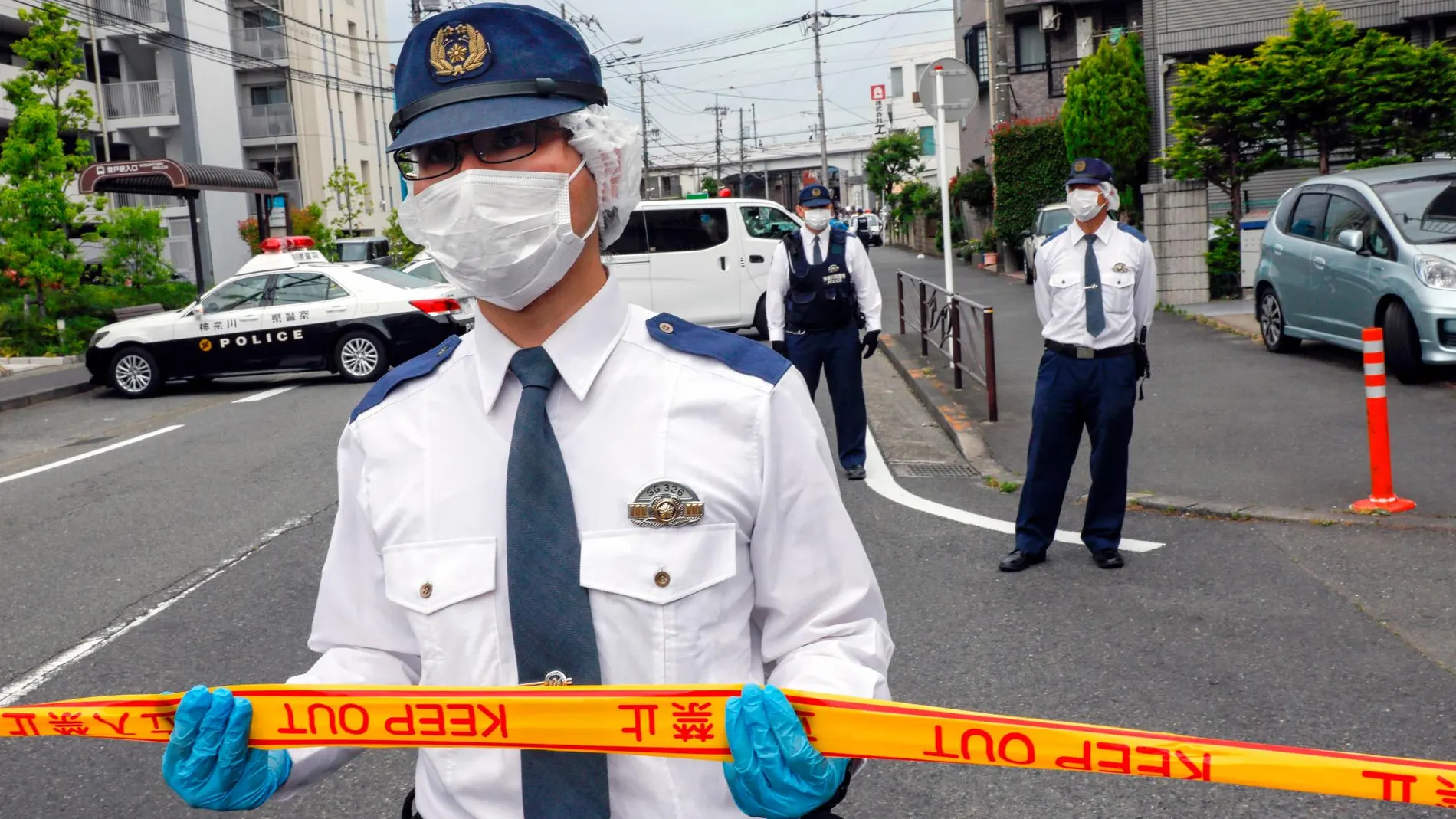 Policías trabajan en el lugar donde se ha perpetrado un ataque con arma blanca, en Kawasaki, al sur de Tokio. EFE/Kimimasa Mayama