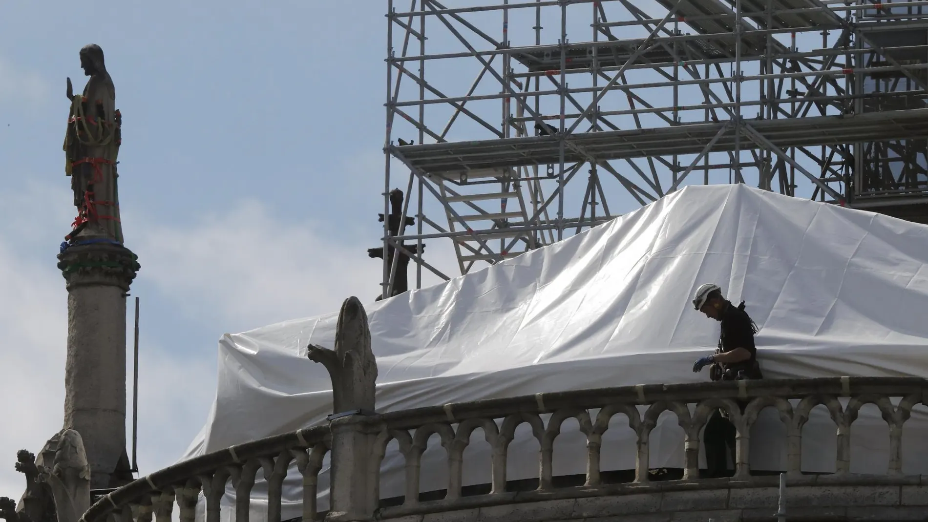 Los trabajos en la techumbre de la catedral prosiguen a buen ritmo
