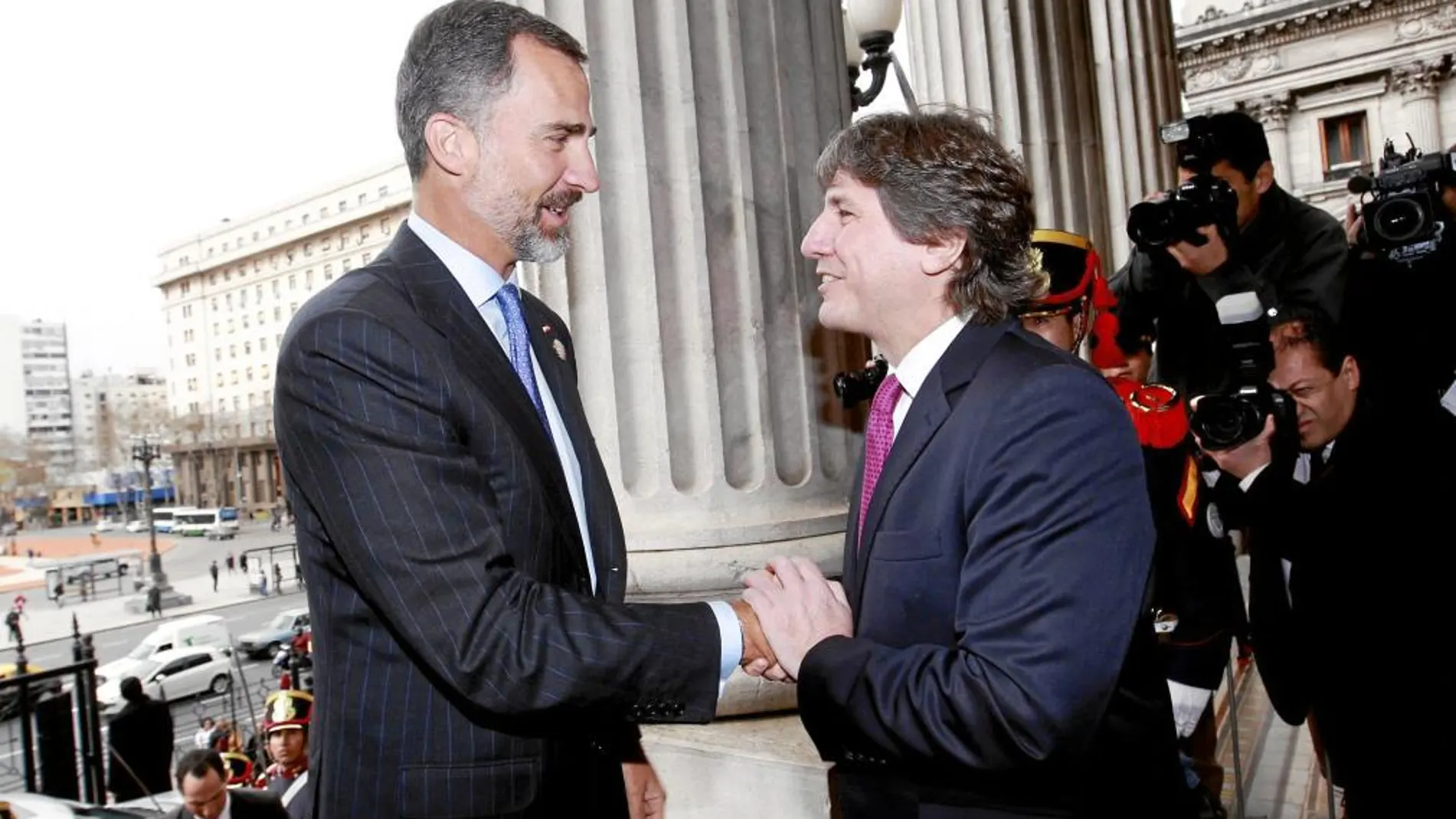 Don Felipe fue recibido por el vicepresidente argentino, Amado Boudou