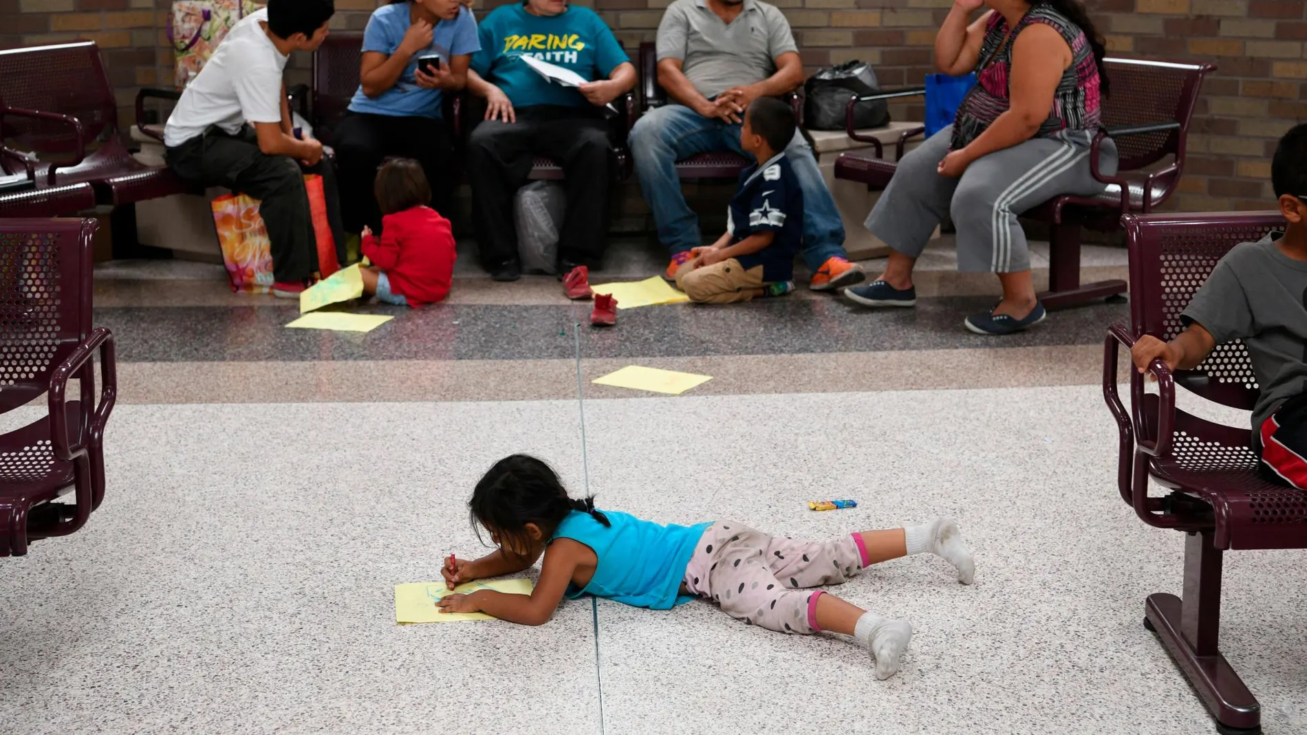 Un grupo de inmigrantes en el centro de McAllen, donde murió un menor guatemalteco/Reuters
