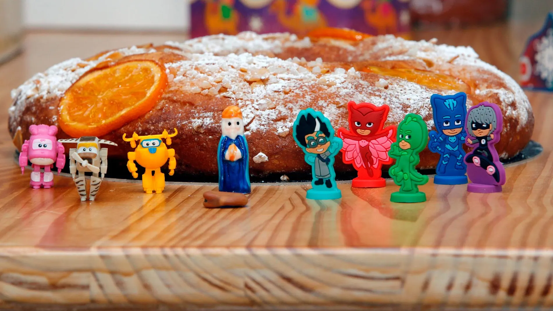 La compañía My Karamelli es una empresa de la ciudad de Alicante que ha vendido un millar de kits con todo lo necesario para cocinar en casa el roscón de Reyes, con el aliciente de añadir “a la carta” figuritas de algunos de los personajes favoritos de las series de dibujos animados.En la imagen,algunas de las figuritas que se pueden incluir en el roscón: Superwings (i) y PJMasks (d) junto a las tradicionales del Rey y la Haba