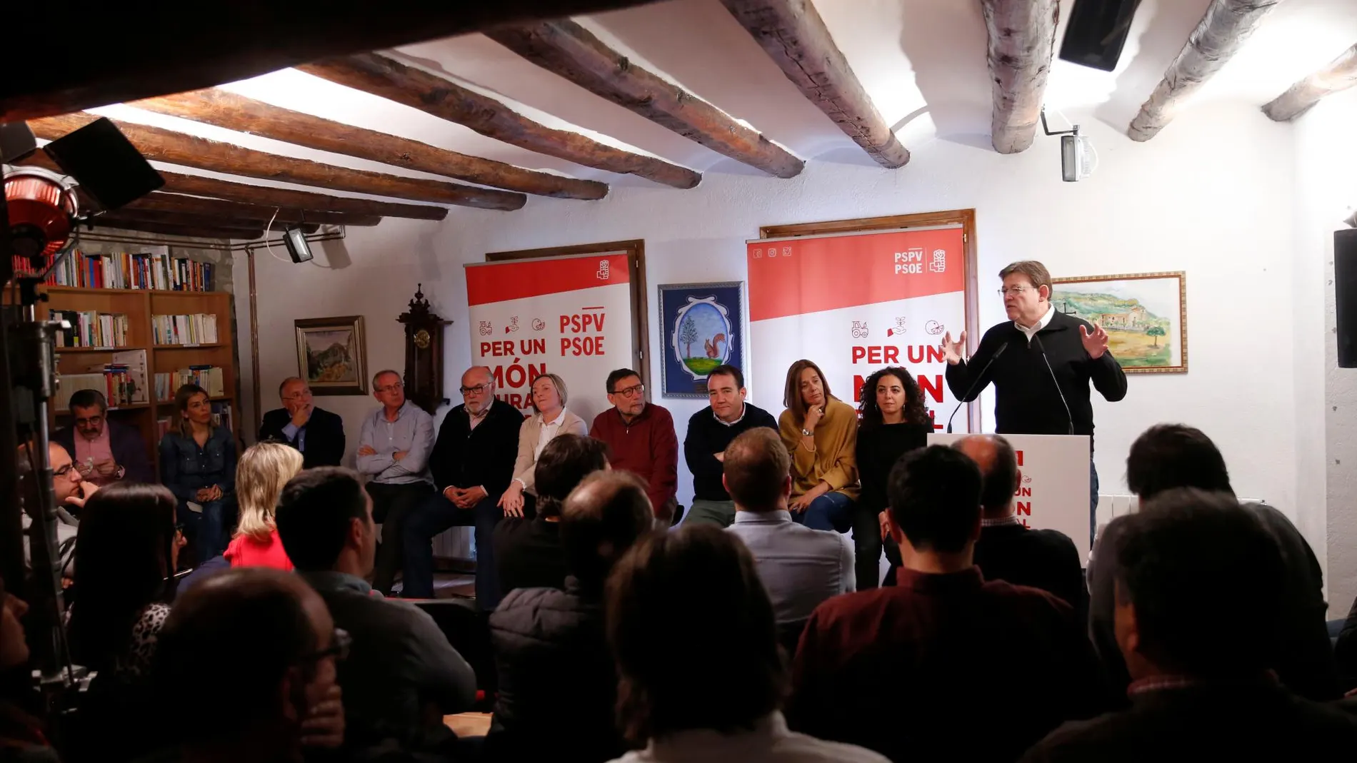 El candidato socialista, Ximo Puig, expuso ayer en Vallibona su proyecto para luchar contra la despoblación, al que el Consell ya ha dotado esta legislatura con 240 millones de euros