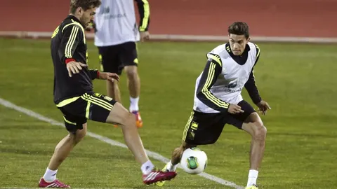 Fernando Llorente (i) y Marc Bartra (d) durante el entrenamiento de ayer por la tarde en la Ciudad del Fútbol de Las Rozas