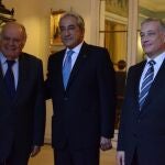 De izquierda a derecha, Enrique Iglesias, secretario general iberoamericano; el embajador portugués José Tadeo da Costa Soares y el ministro consejero Joâo Pedro Antunes.