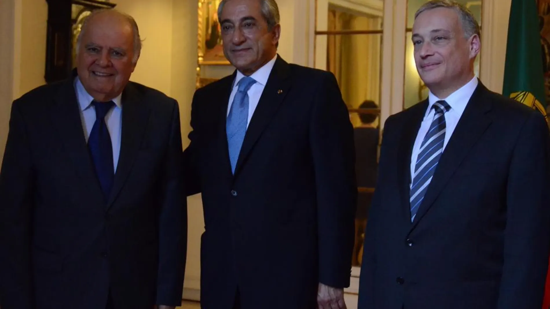 De izquierda a derecha, Enrique Iglesias, secretario general iberoamericano; el embajador portugués José Tadeo da Costa Soares y el ministro consejero Joâo Pedro Antunes.