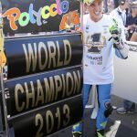 Pol Espargaró disfruta del título mundial de Moto2 que consiguió en Japón