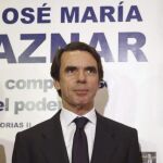 El expresidente del Gobierno José María Aznar (c), junto a su esposa, la alcaldesa de Madrid, Ana Botella, y el exministro de Exteriores Josep Piqué.