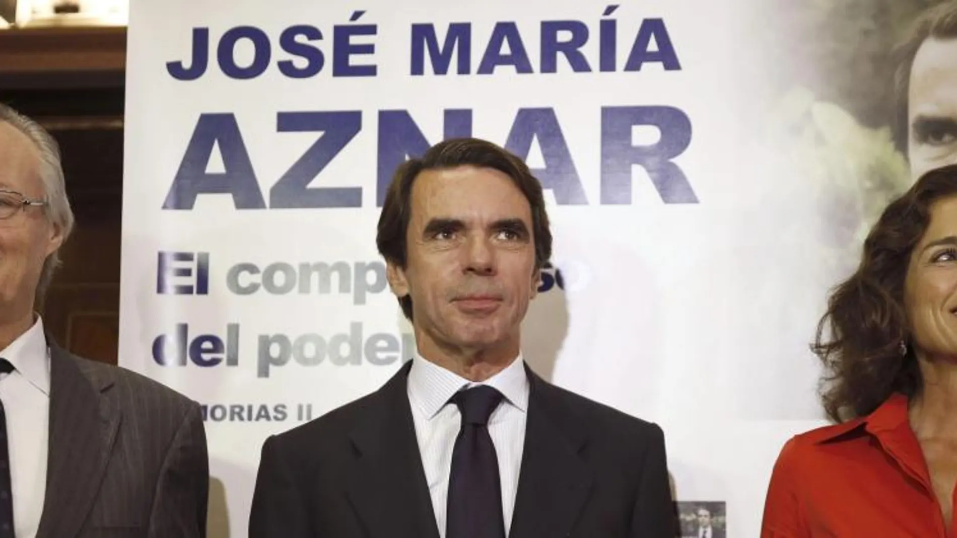 El expresidente del Gobierno José María Aznar (c), junto a su esposa, la alcaldesa de Madrid, Ana Botella, y el exministro de Exteriores Josep Piqué.