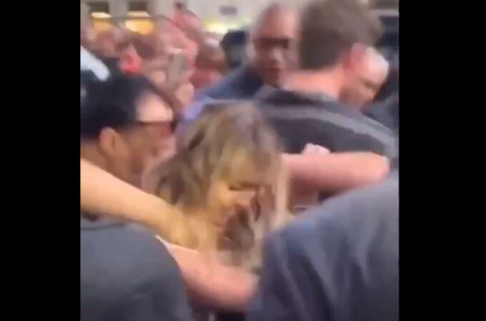 Captura del momento en el que el fan se abalanza sobre Miley Cyrus / YouTube