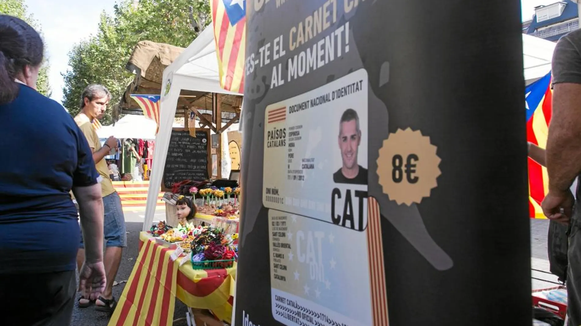 El stand para hacerse el «DNI independentista» por ocho euros