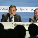 El presidente del Gobierno, Mariano Rajoy, ayer durante su intervención en la clausura del Círculo de Economía en Sitges acompañado de Josep Piqué
