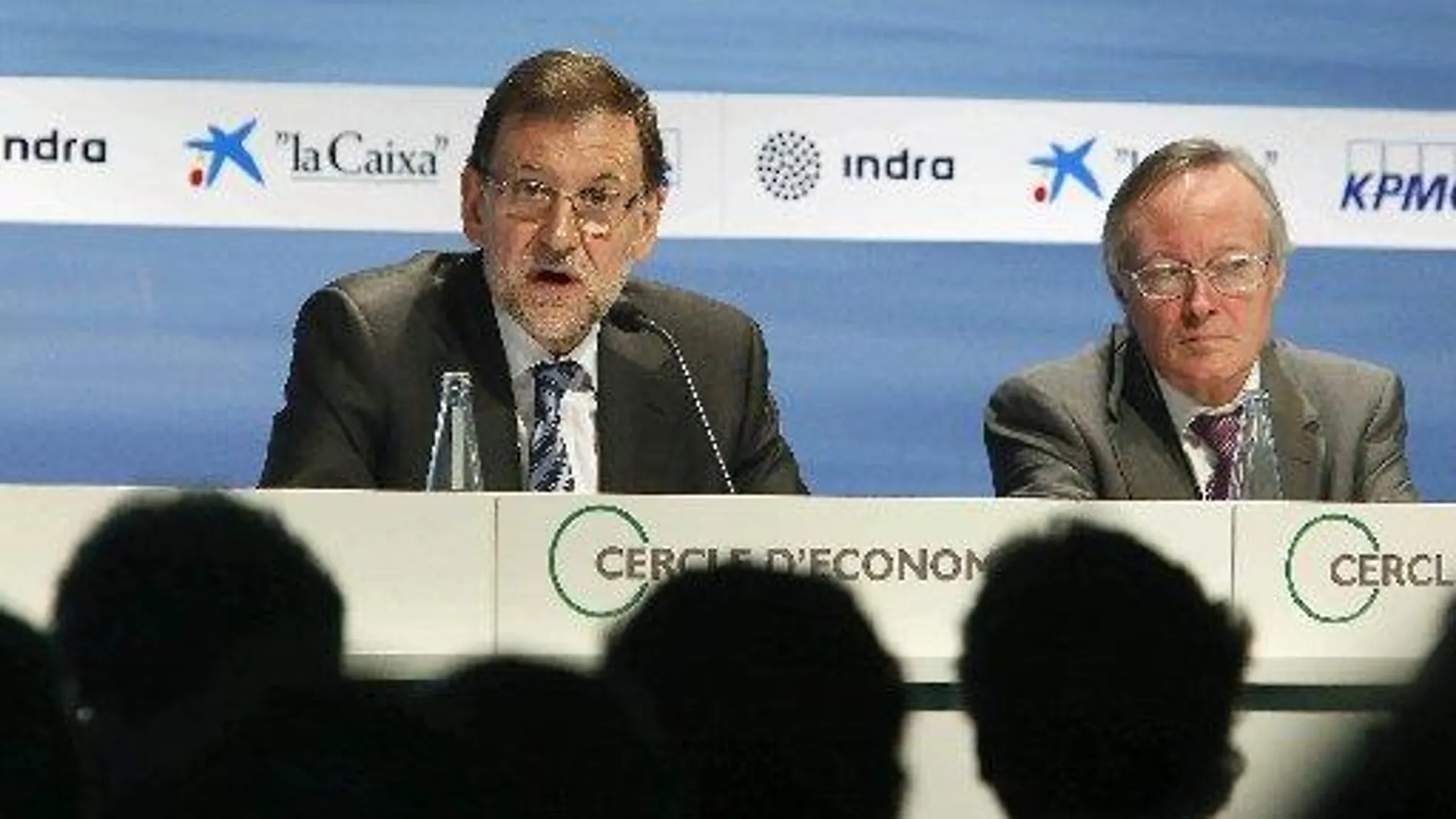 El presidente del Gobierno, Mariano Rajoy, ayer durante su intervención en la clausura del Círculo de Economía en Sitges acompañado de Josep Piqué