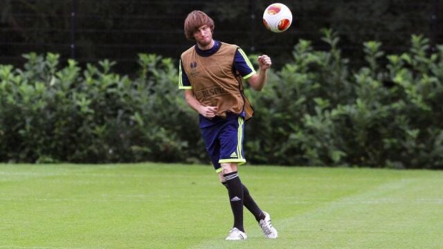 El cetrocampista español del Swansea, Michu, participa en un entrenamiento del club en Landore, en Swansea, Reino Unido hoy 02 de octubre de 2013. El Swansea se enfrentará al St.Gallen el próximo 3 de octubre en la fase de grupos de la Liga Europa.
