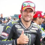 Cal hace un gesto de aprobación ante los fotógrafos después de ser el más rápido ayer en el circuito checo de Brno