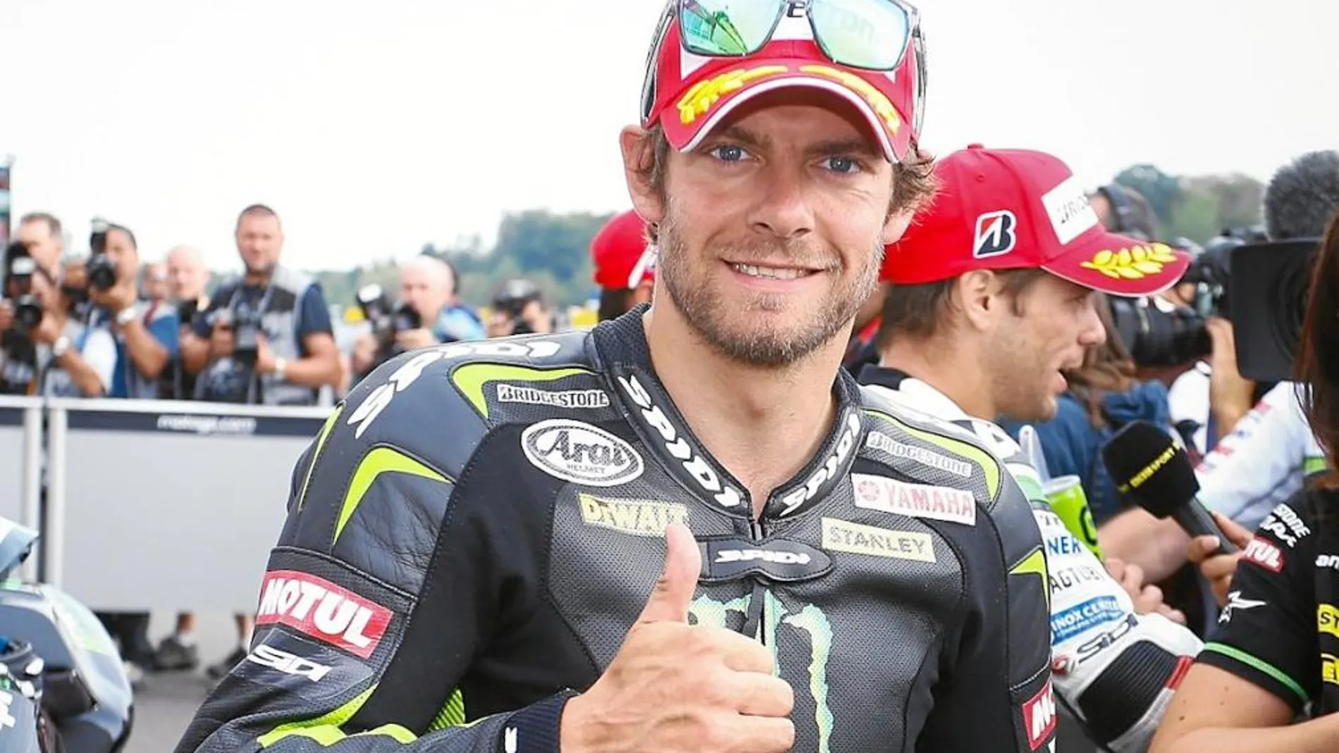 Cal hace un gesto de aprobación ante los fotógrafos después de ser el más rápido ayer en el circuito checo de Brno