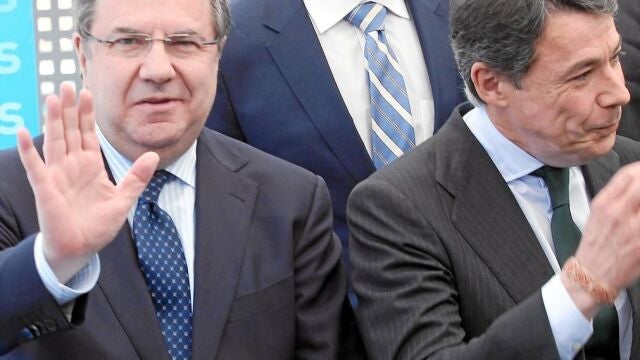 Juan Vicente Herrera saluda sonriente junto a Ignacio González