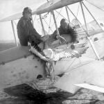Díaz de Lecea (derecha), miembro del Hyperclub, con una avutarda muerta en el aeródromo de Getafe (1929)