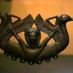 Bronce tartésico conocido como "Bronce Carriazo", que representa a la diosa fenicia Astarté como diosa de lasmarismas y los esteros. El objeto se encuentra en el Museo Arqueológico de Sevilla y es una de las obras tartésicas más conocidas.