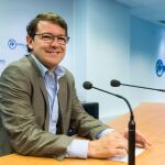 El candidato a la Junta por el Partido Popular, Alfonso Fernández Mañueco, comparece ante los medios de comunicación